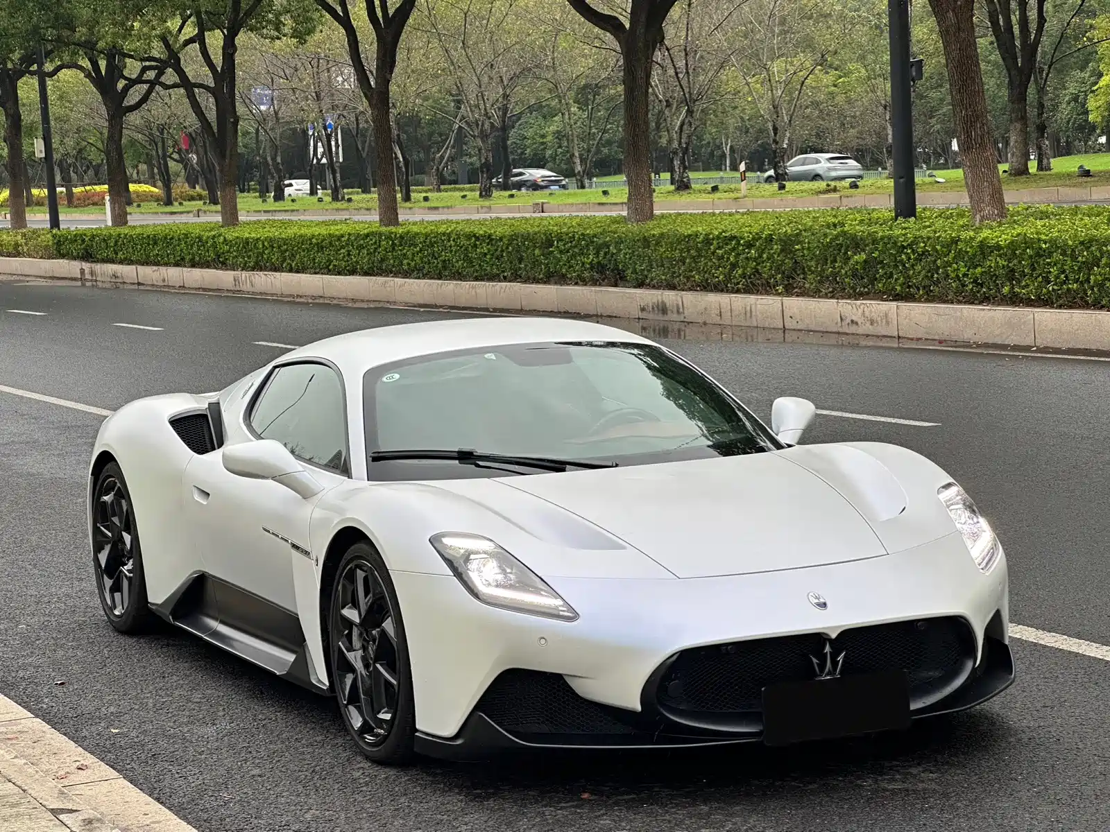 Photo 2 - Maserati MC20
