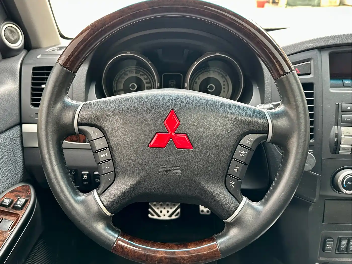 Mitsubishi Pajero (Import) 2008 3.8 3-door GLS Cool Edition фото 13