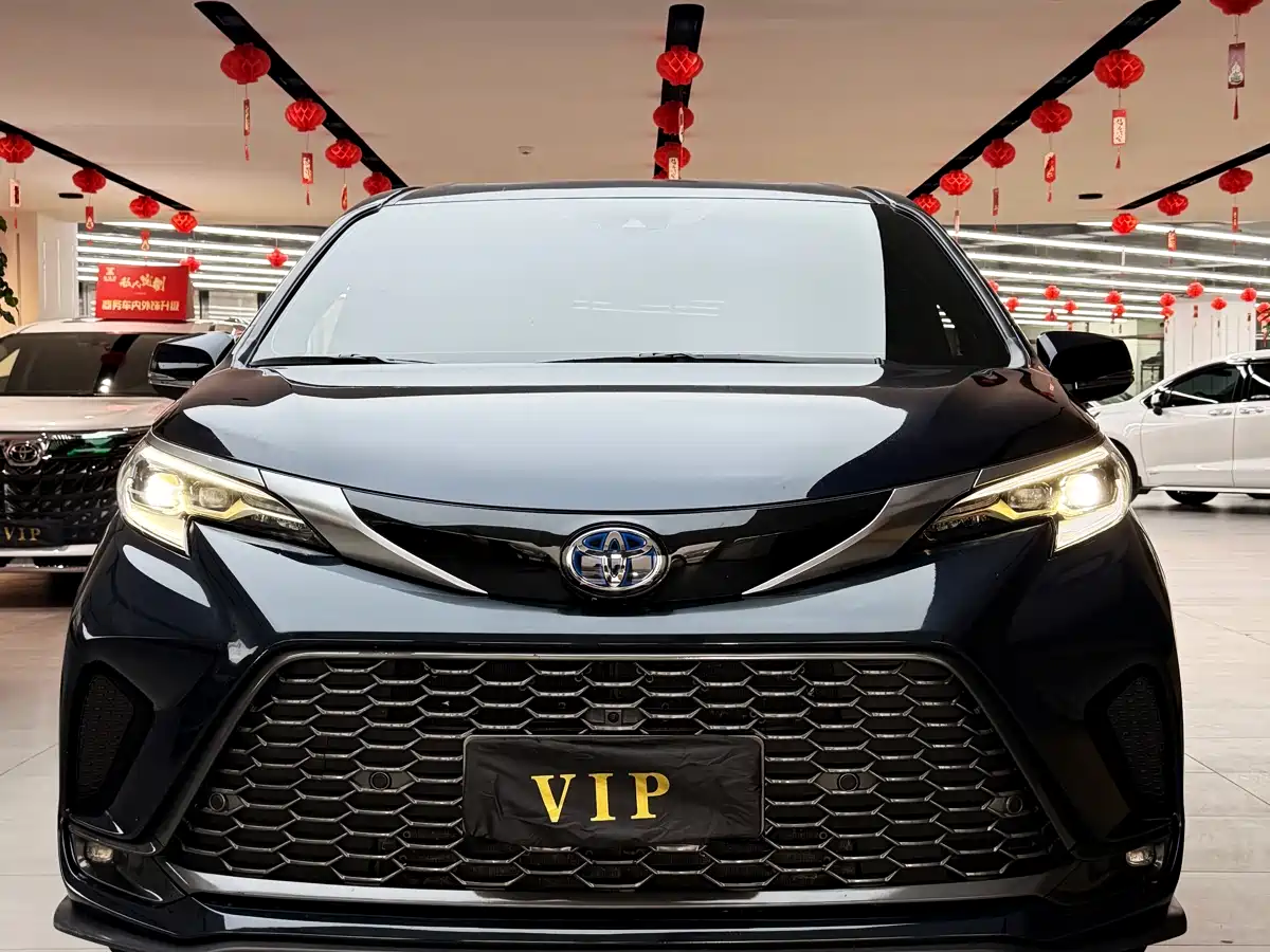 Toyota Granvia 2023 2.5L Hybrid Flagship VIP Edition фото 2