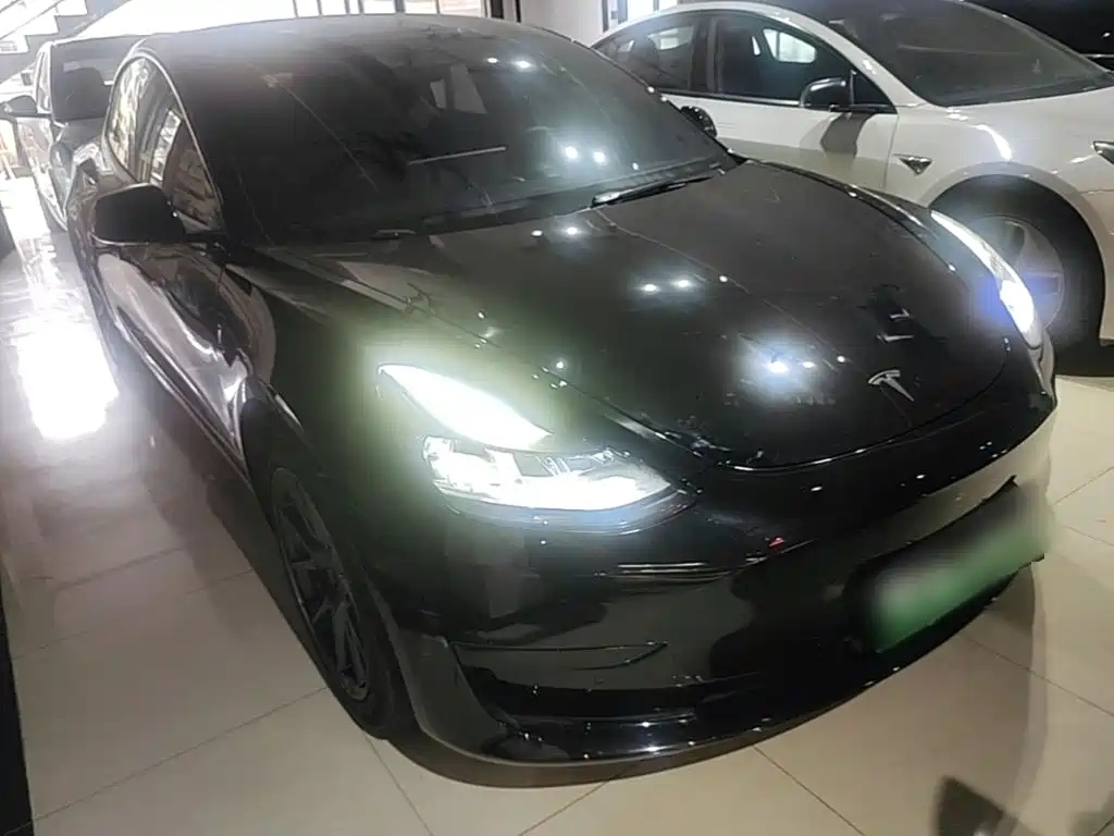 Фото 4 - Tesla Model 3