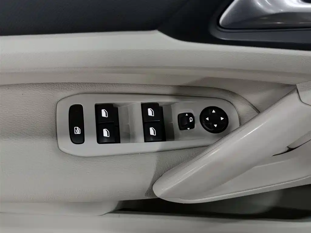Peugeot 408 2014 1.8L Manual Leading Edition фото 9