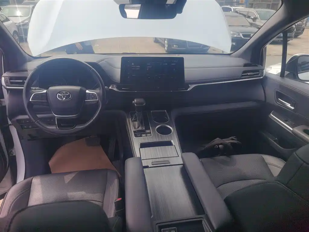 Toyota Sienna 2023 2.5L Hybrid Premium Edition фото 13