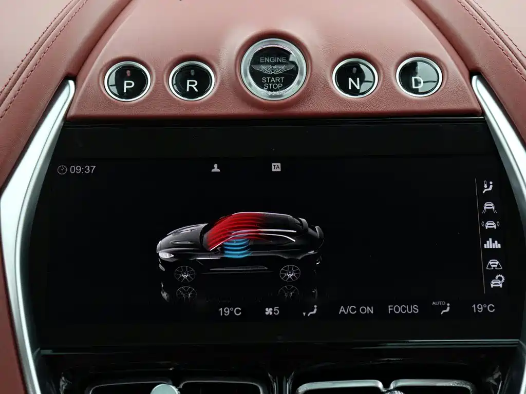 Фото 18 - Aston Martin DBX