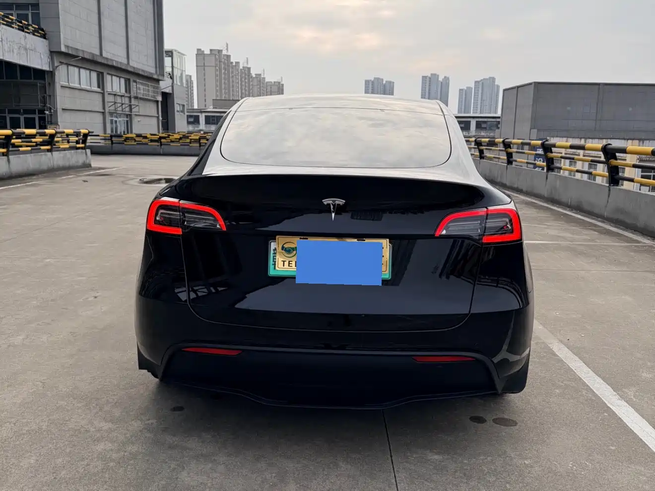 TESLA MODEL Y