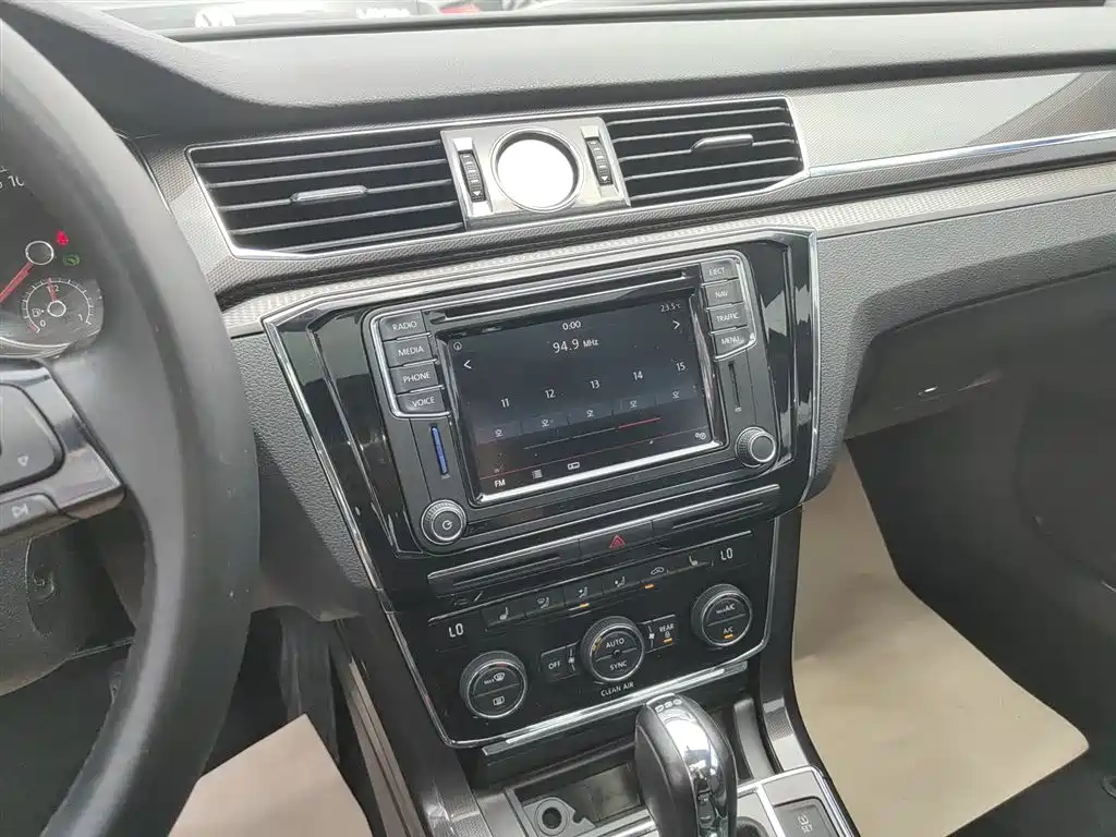 Volkswagen Passat 2016 330TSI DSG Executive Edition фото 9