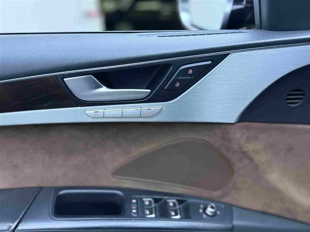 Фото 8 - Audi A8