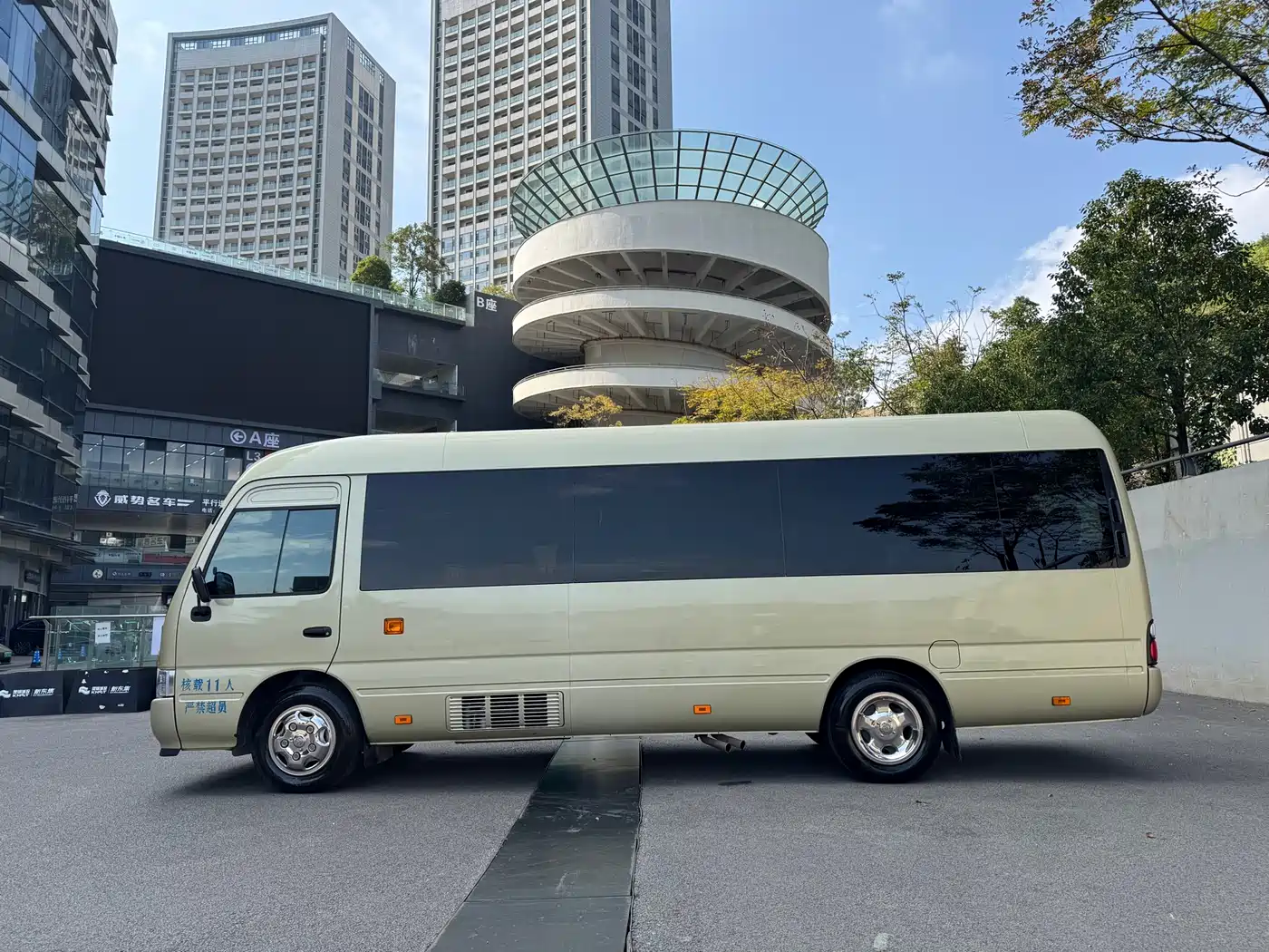 Toyota Coaster 2019 4.0L Luxury Vehicle GRB53L-ZCMEK 20-seater 9GR фото 5