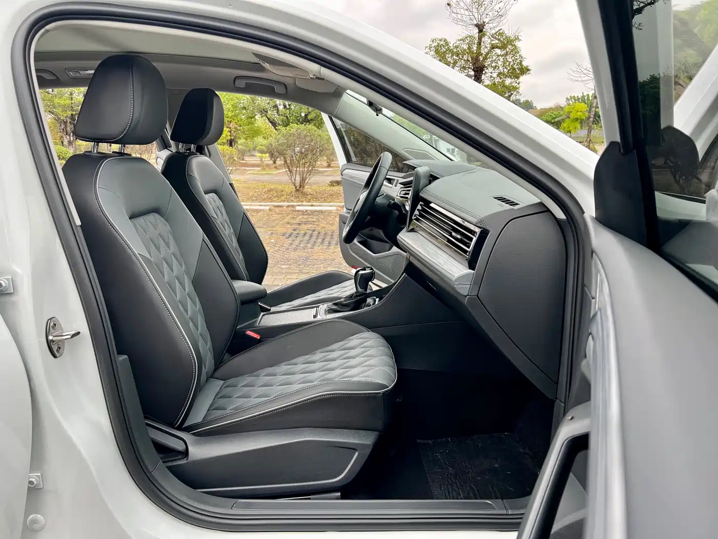 Volkswagen Sagitar 2023 300TSI DSG Surpassing Edition фото 17
