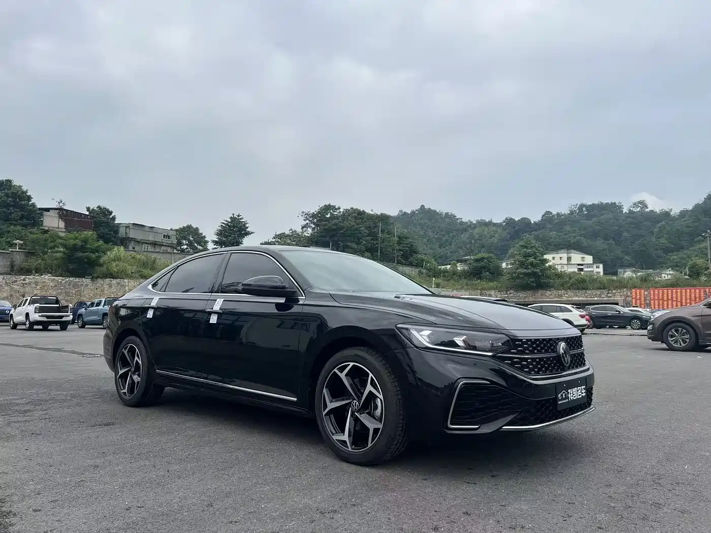 Volkswagen Passat 2025 Outstanding 330TSI Starlight Elite Edition фото 3