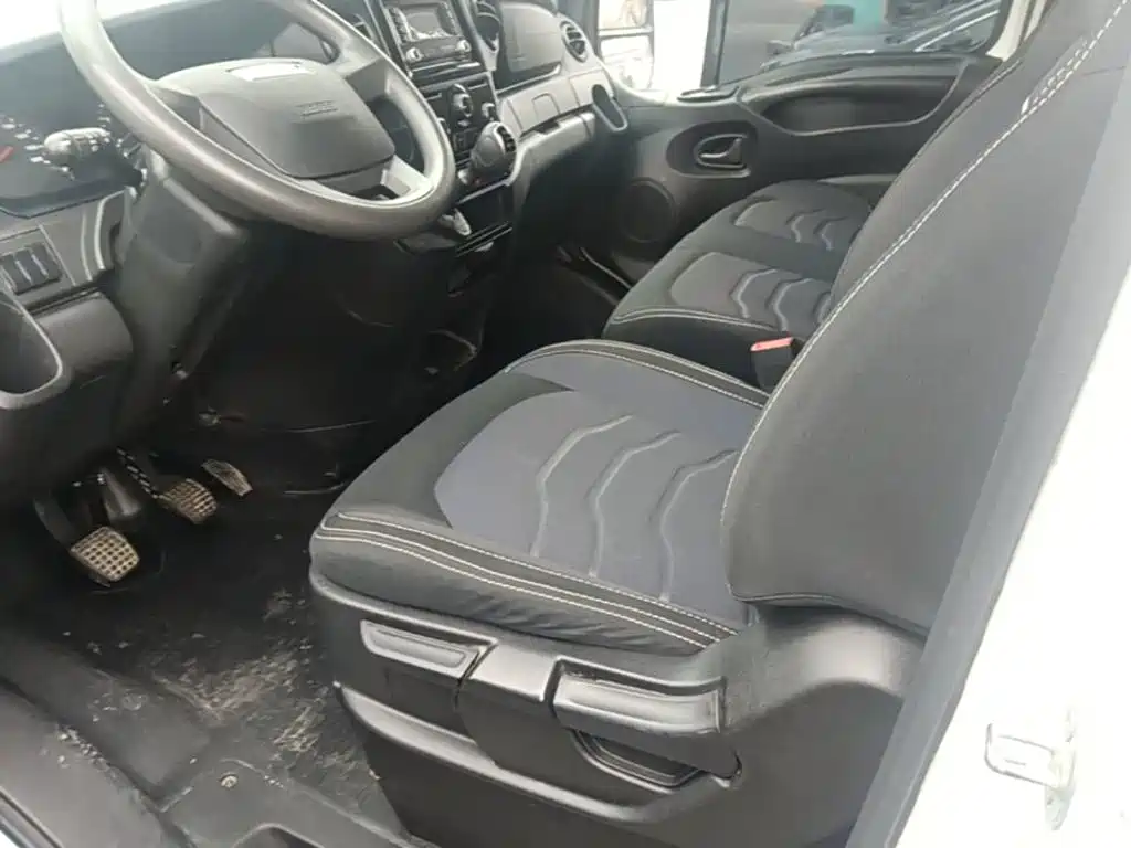 Iveco Daily 2023 2021 2.0T Manual Chaorui Short Wheelbase Low Roof Sliding Door F1A