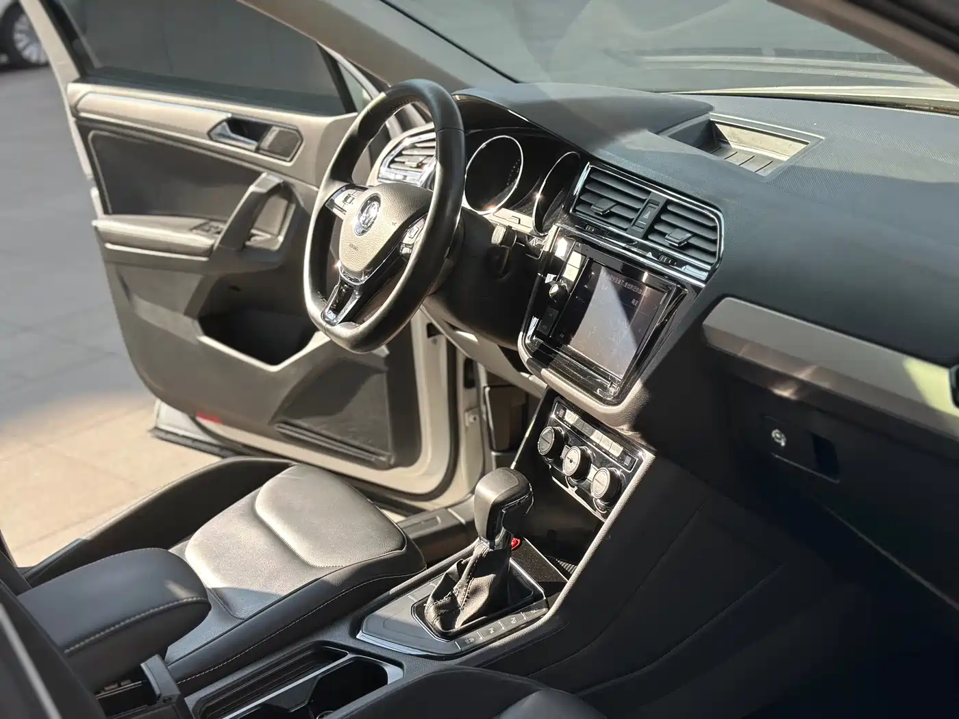 Volkswagen Tiguan L 2019 330TSI Automatic 2WD Smart Luxury Edition China VI фото 12