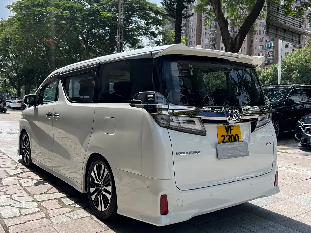 Toyota Vellfire фото 8