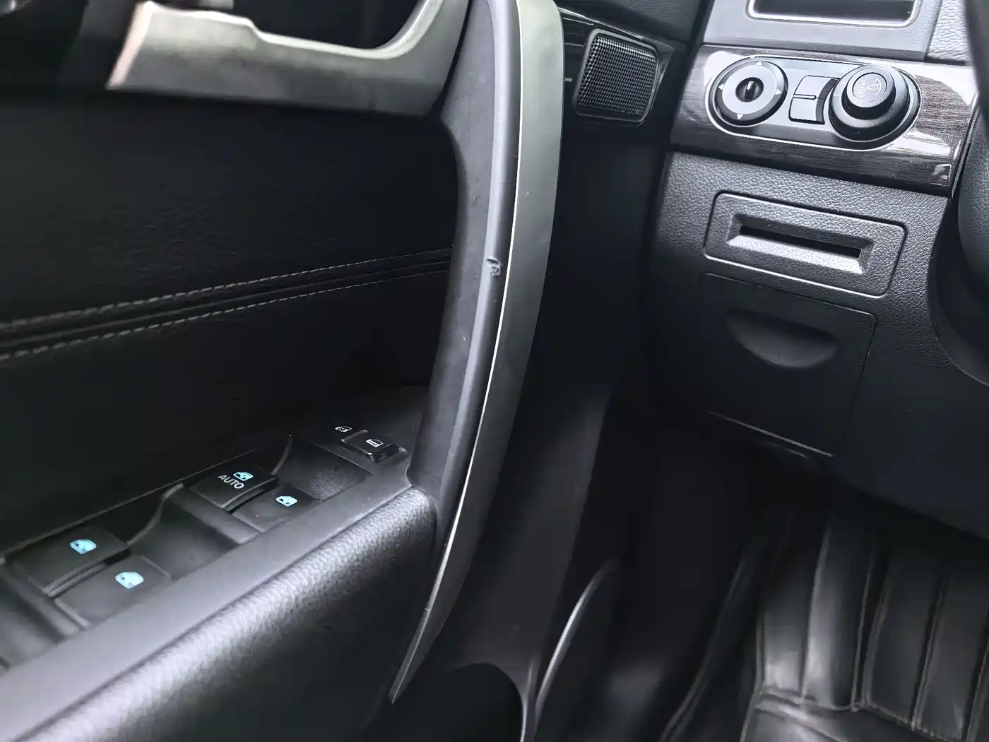 Chevrolet Captiva 2014 2.4L 2WD Urban 7-seater фото 16