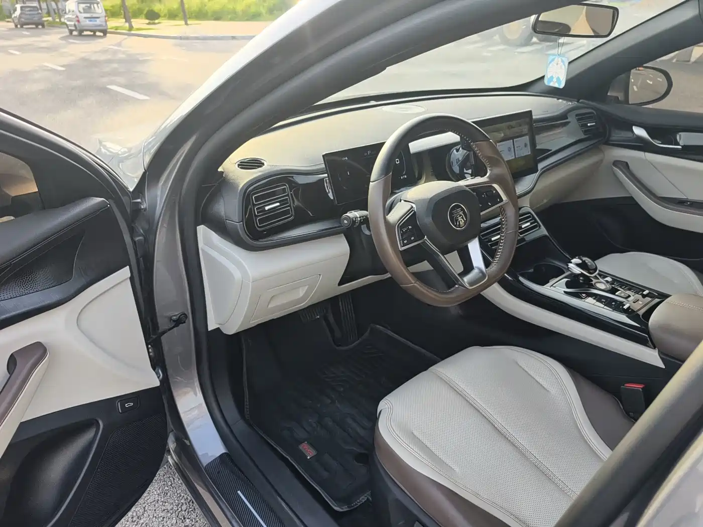 BYD Qin PLUS 2024 Glory Edition DM-i 55KM Leading фото 6