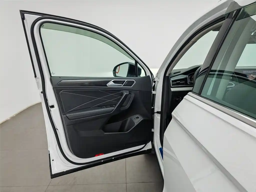 Volkswagen Tiguan L 2024 300TSI Auto 2WD Smart Edition фото 8