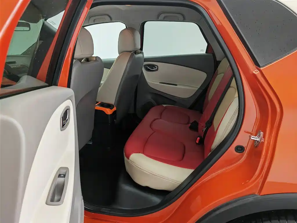 Renault Captur 2015 1.2T Automatic Comfort Edition фото 15