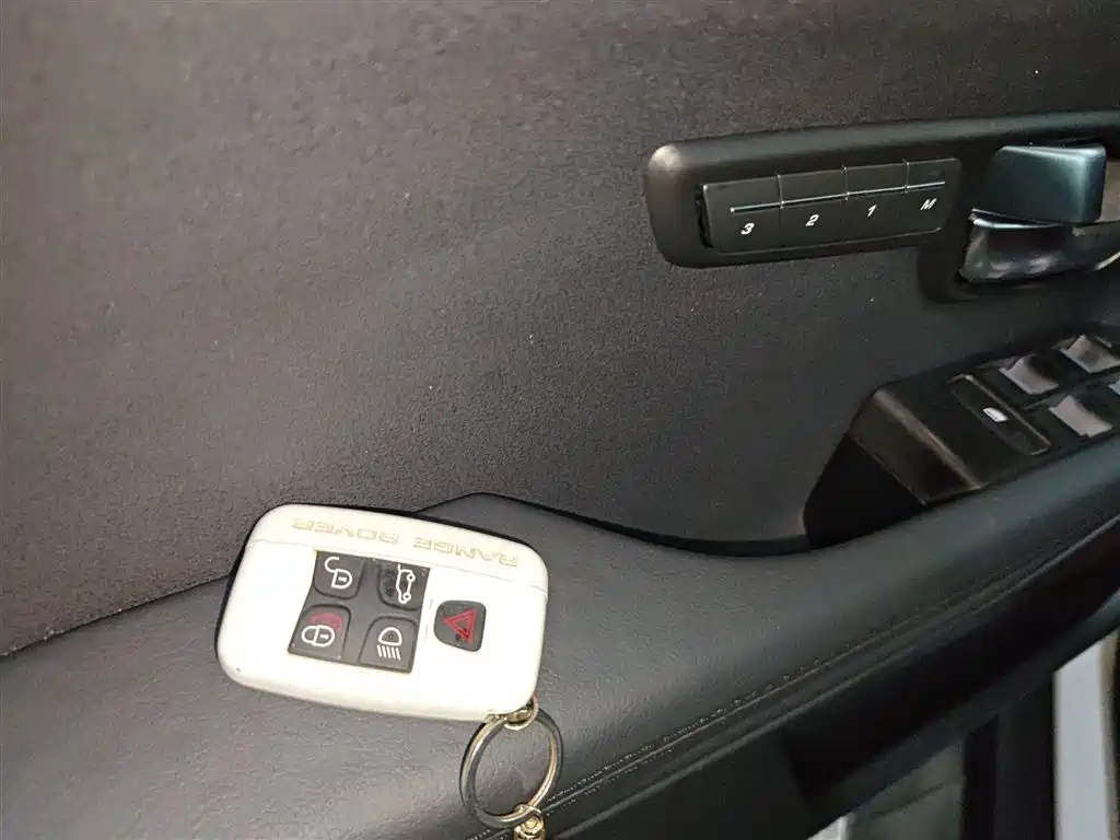 Land Rover Range Rover Evoque 2015 2.0T 5-Door Fashion Edition фото 17