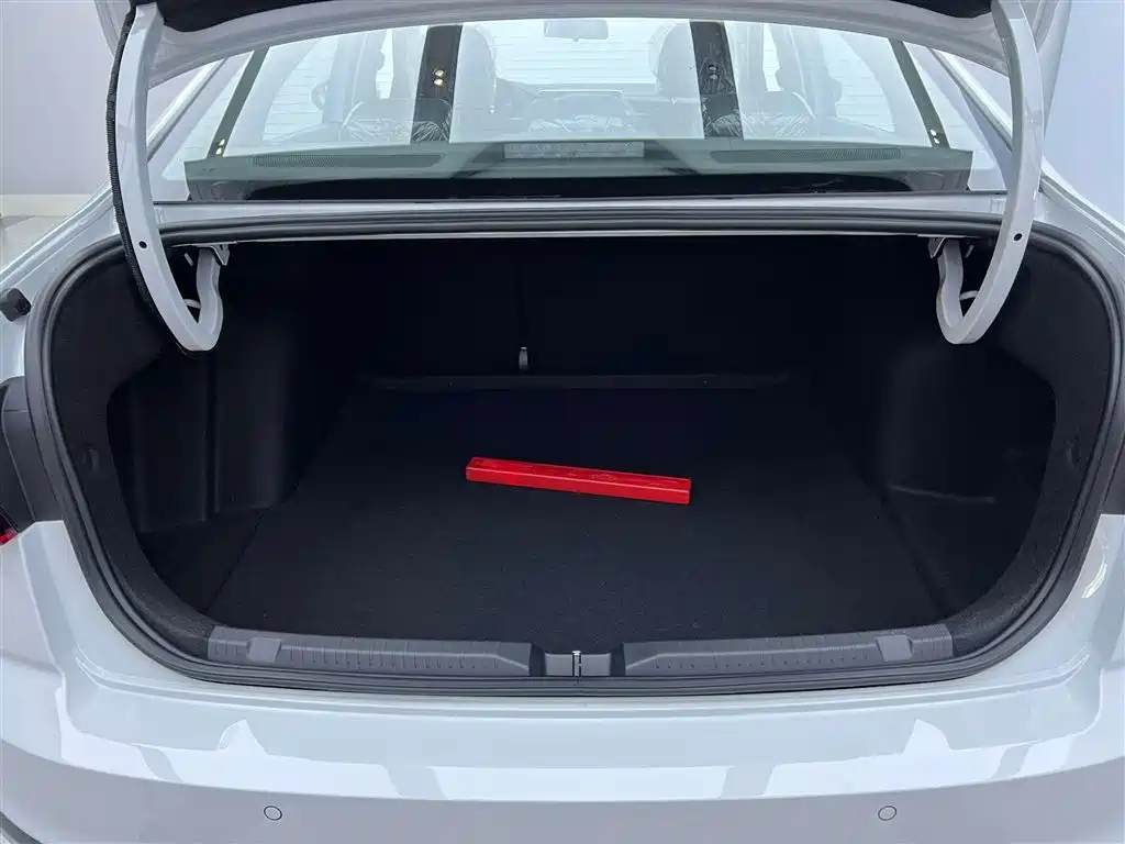 Volkswagen Bora 2025 Facelift 200TSI DSG Navigation Edition фото 8