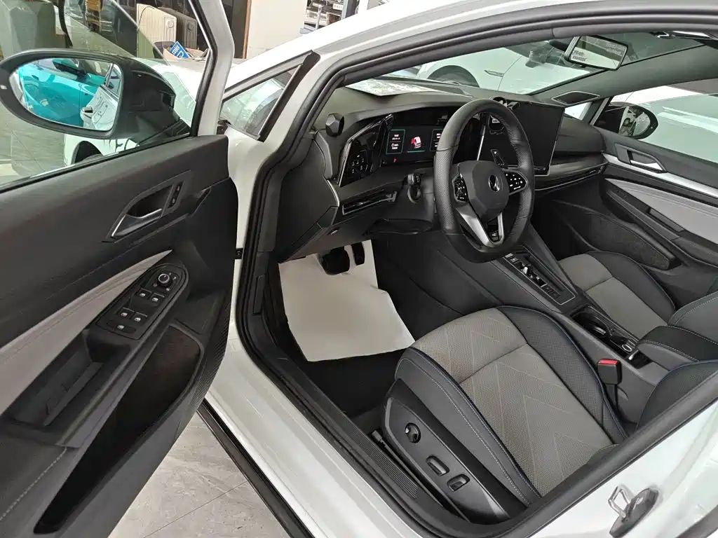 Volkswagen Golf 2025 2025 Second Facelift 300TSI R-Line