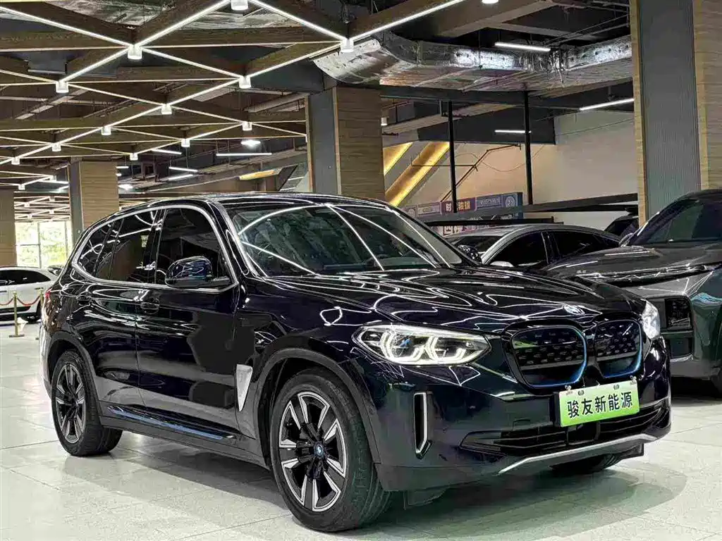 Фото 11 - BMW iX3