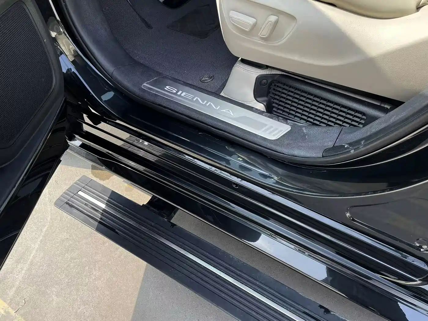 Toyota Sienna 2024 2.5L Hybrid 4WD Premium Edition фото 6