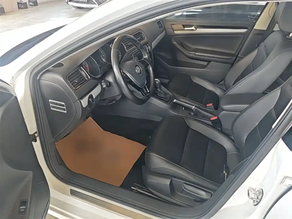 Volkswagen Sagitar 2015 1.6L Automatic Comfort фото 16