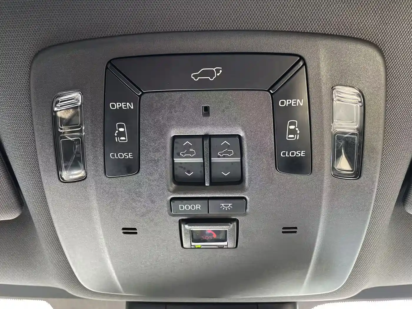 Toyota Sienna 2024 2.5L Hybrid 4WD Premium Edition фото 9