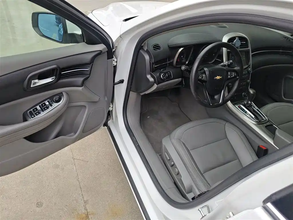 Chevrolet Malibu 2014 2.0L Automatic Luxury фото 12