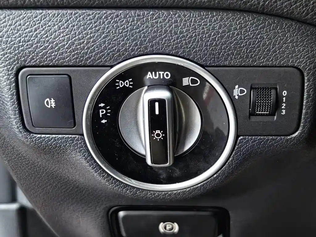 Photo 21 - Mercedes-Benz CLA (Import)