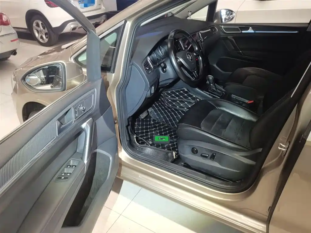 Volkswagen Golf Sportsvan 2018 230TSI Automatic Luxury фото 16