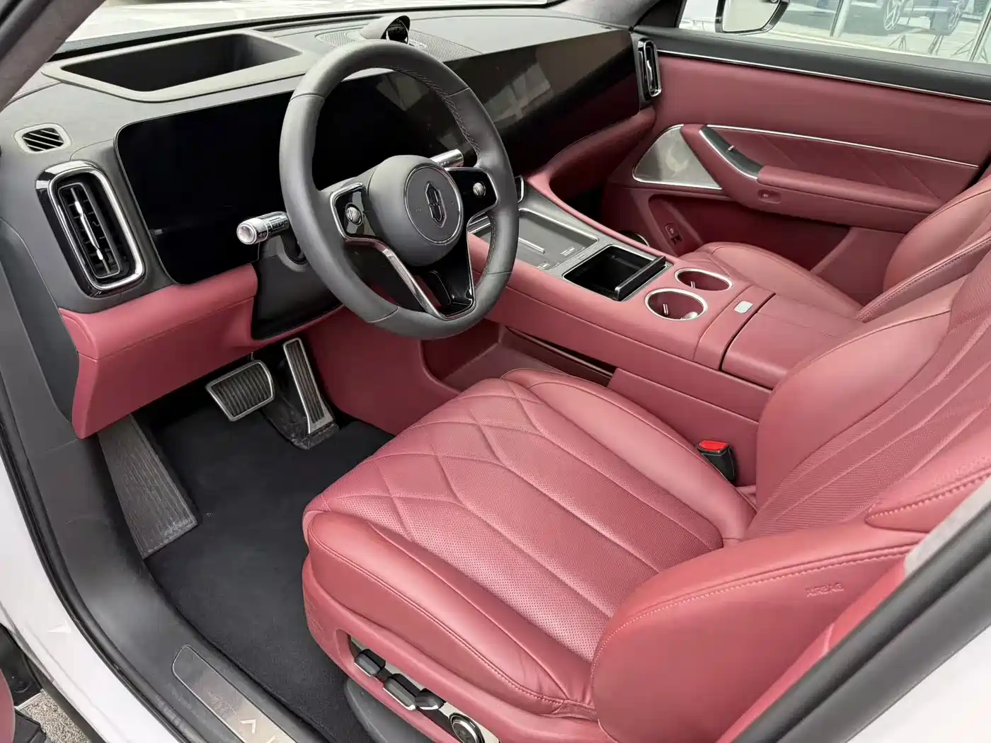 AITO Wenjie AITO M8 2025 Extended Range Ultra 53.4kWh 6-Seater фото 11