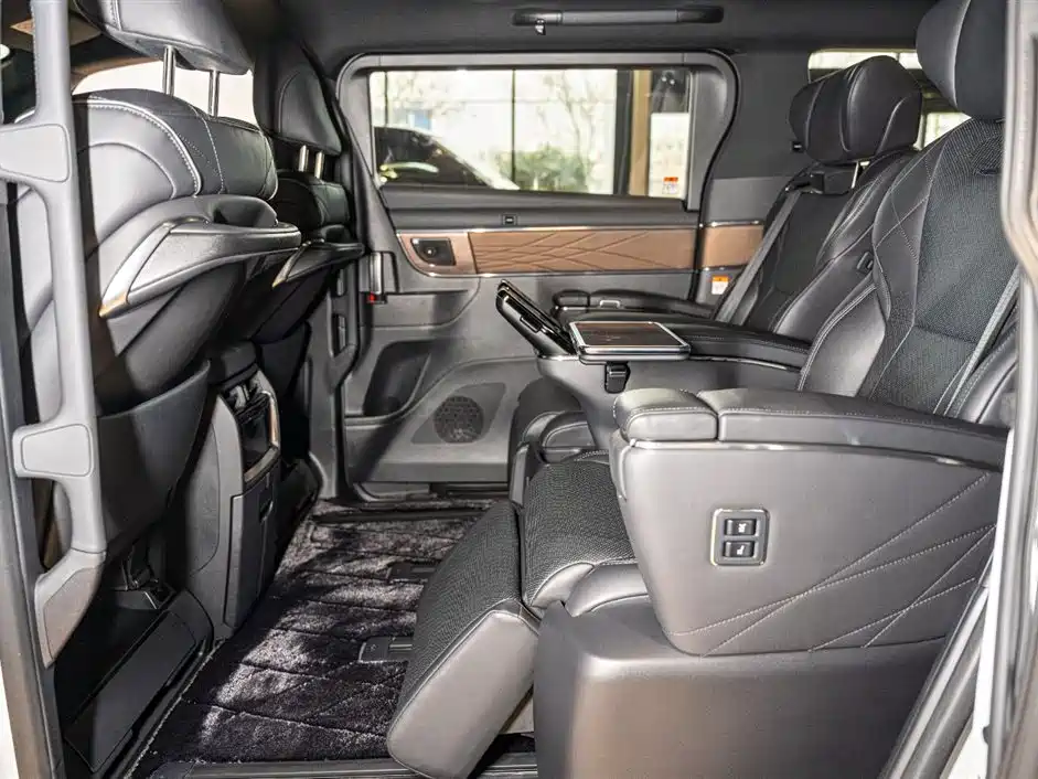 Toyota Alphard 2024 Hybrid 2.5L Ultimate Enjoyment Edition фото 14