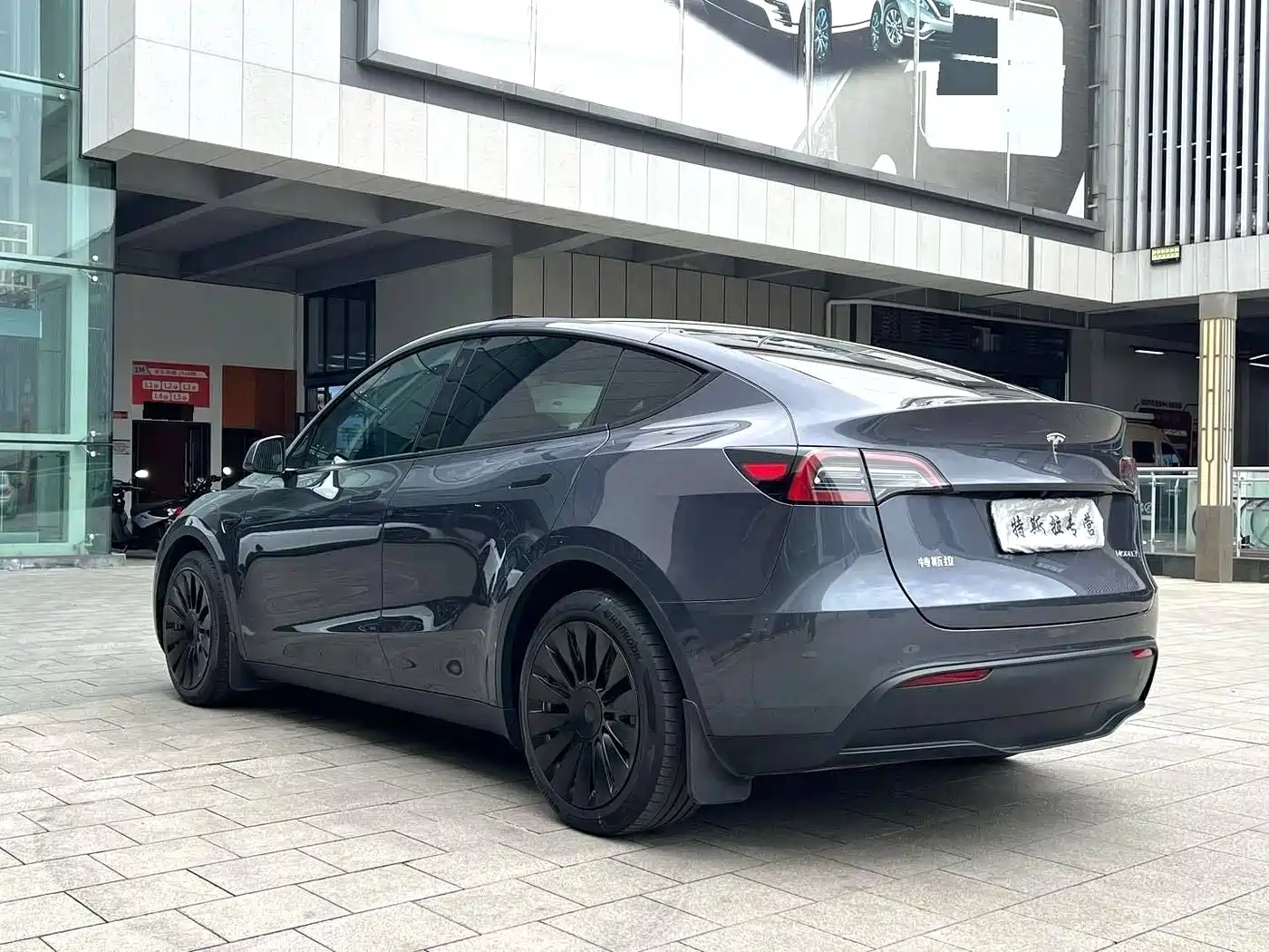 TESLA MODEL Y
