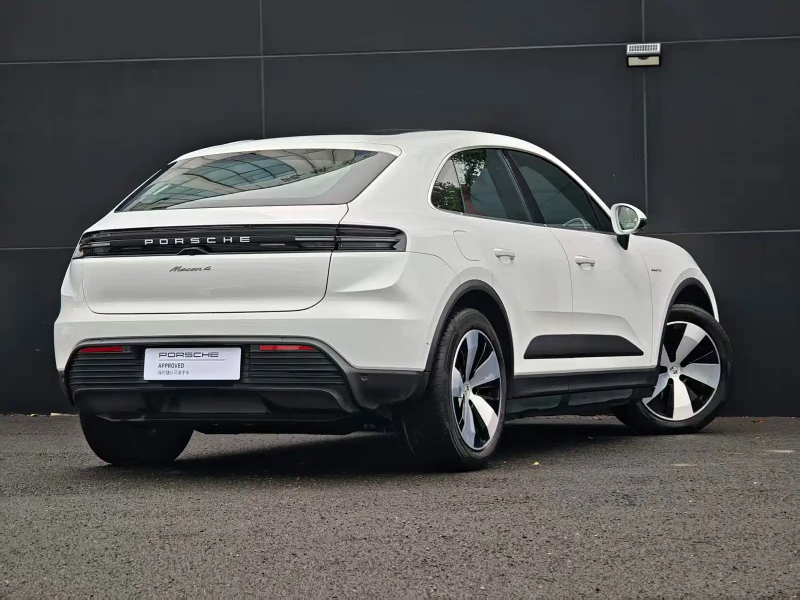 Фото 2 - Porsche Macan EV