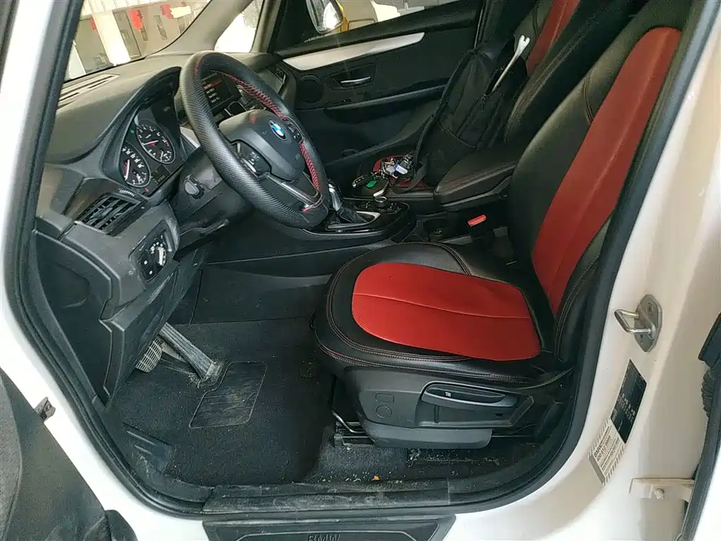BMW 2 Series Touring 2016 218i Leading фото 8