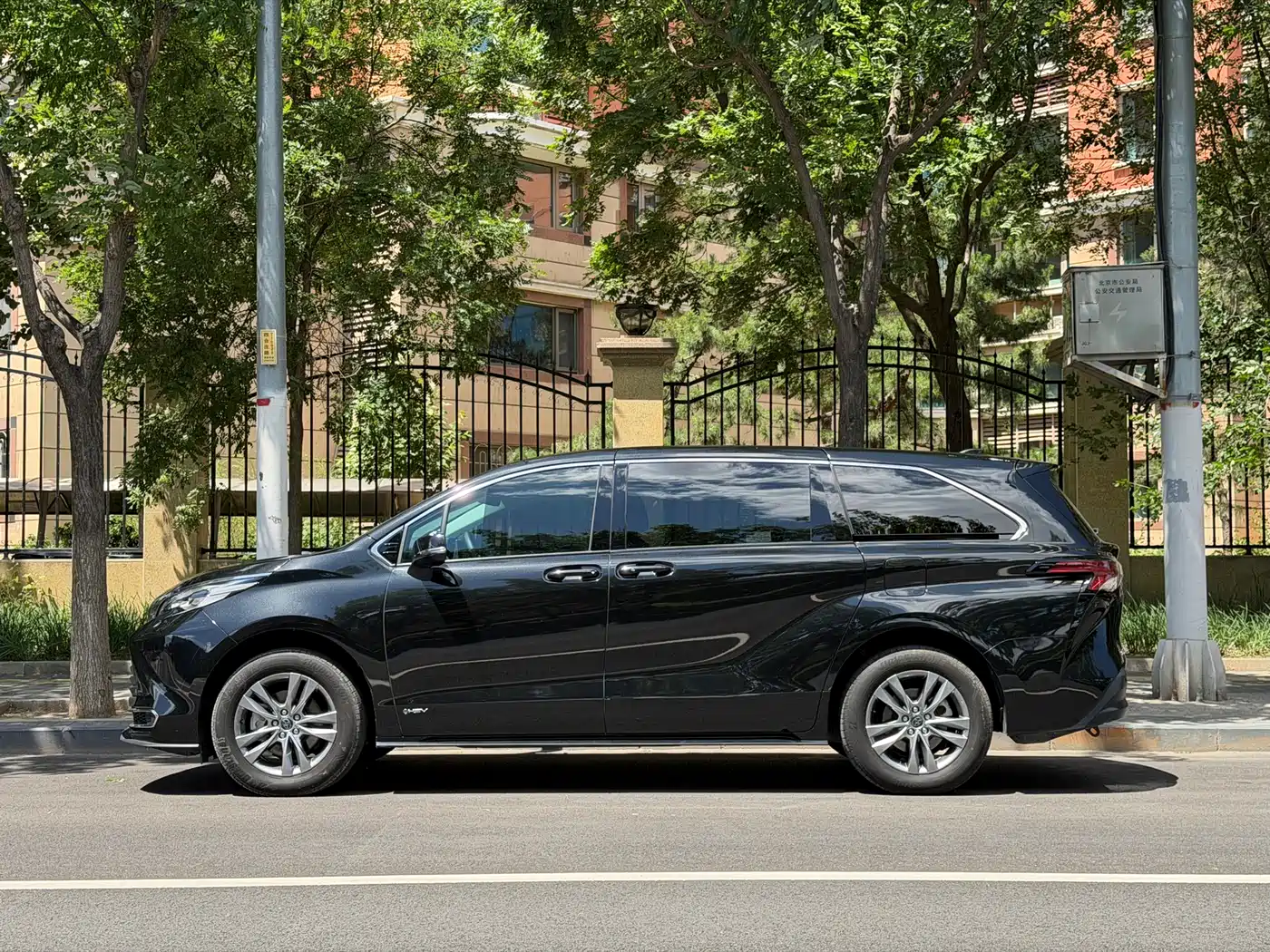 Toyota Sienna 2024 2.5L Hybrid Comfort Edition фото 3
