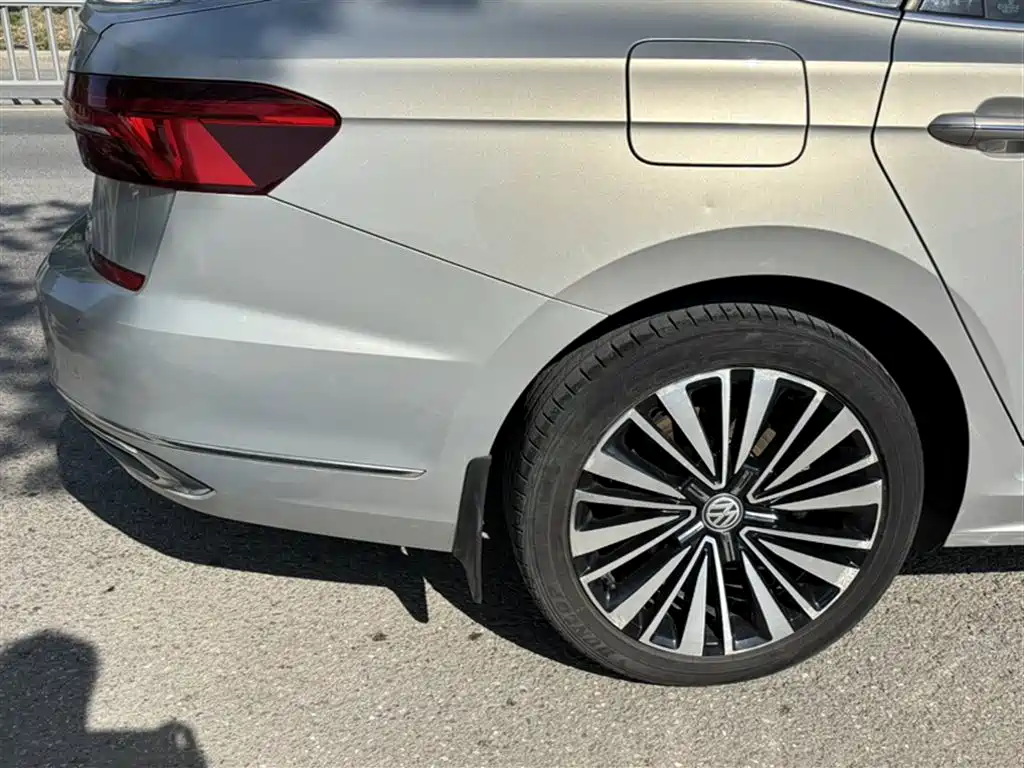 Volkswagen Passat 2019 330TSI Luxury Edition China VI фото 23