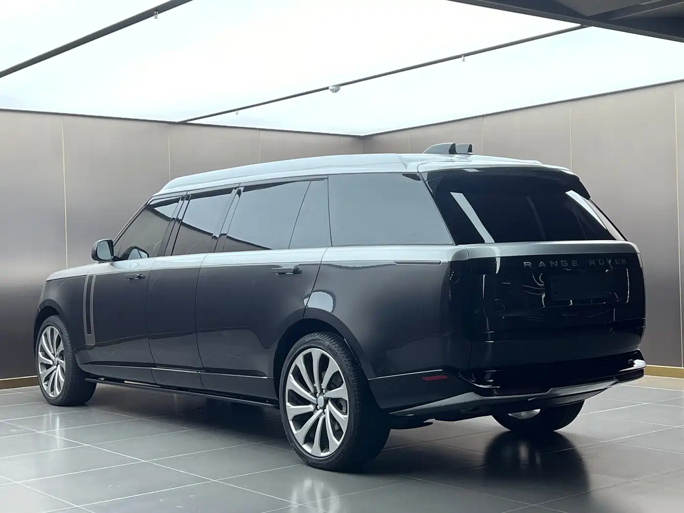 Land Rover Range Rover 2024 3.0 L6 400PS SV Prestige Genesis Extended 4-Seater фото 16