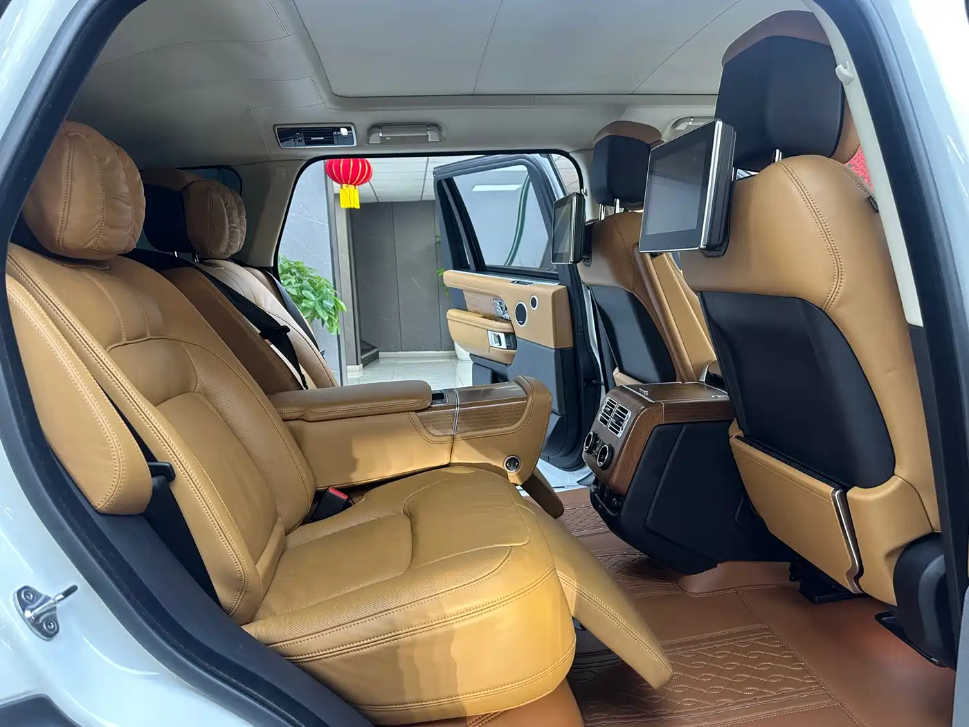 Land Rover Range Rover 2020 3.0 L6 Supreme Creation Extended Version фото 15