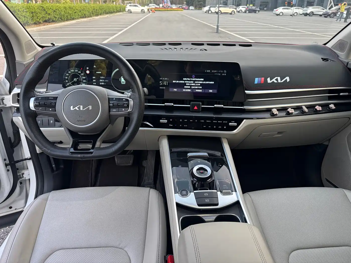 KIA LION PLATINUM EXPANDS THE WORLD