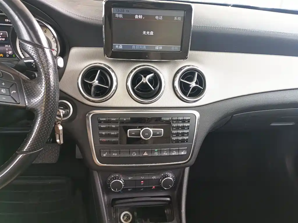 Mercedes-Benz GLA 2015 GLA 220 4MATIC Fashion Edition фото 13