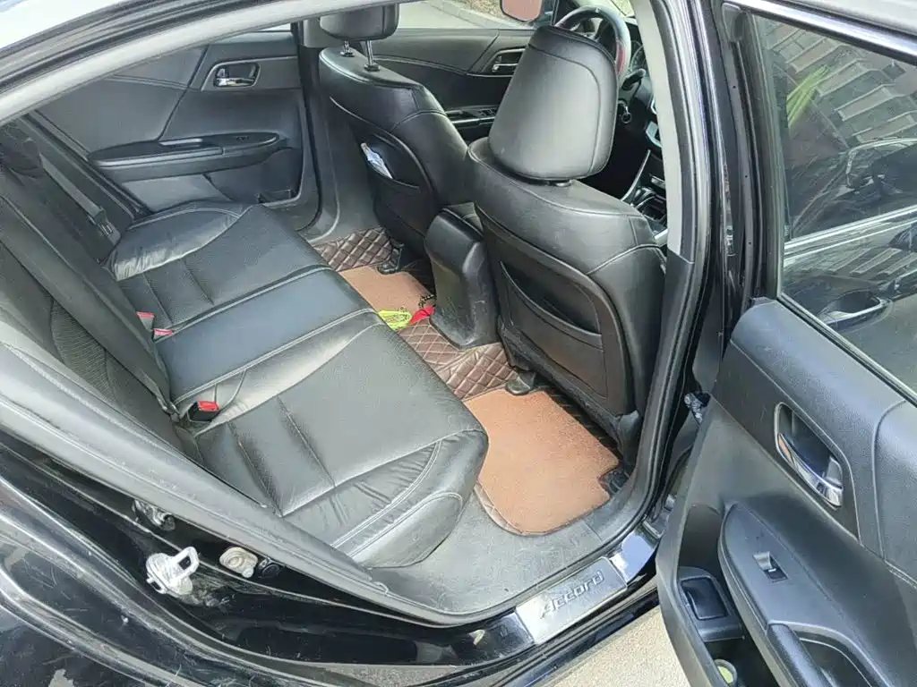 Фото 11 - Honda Accord