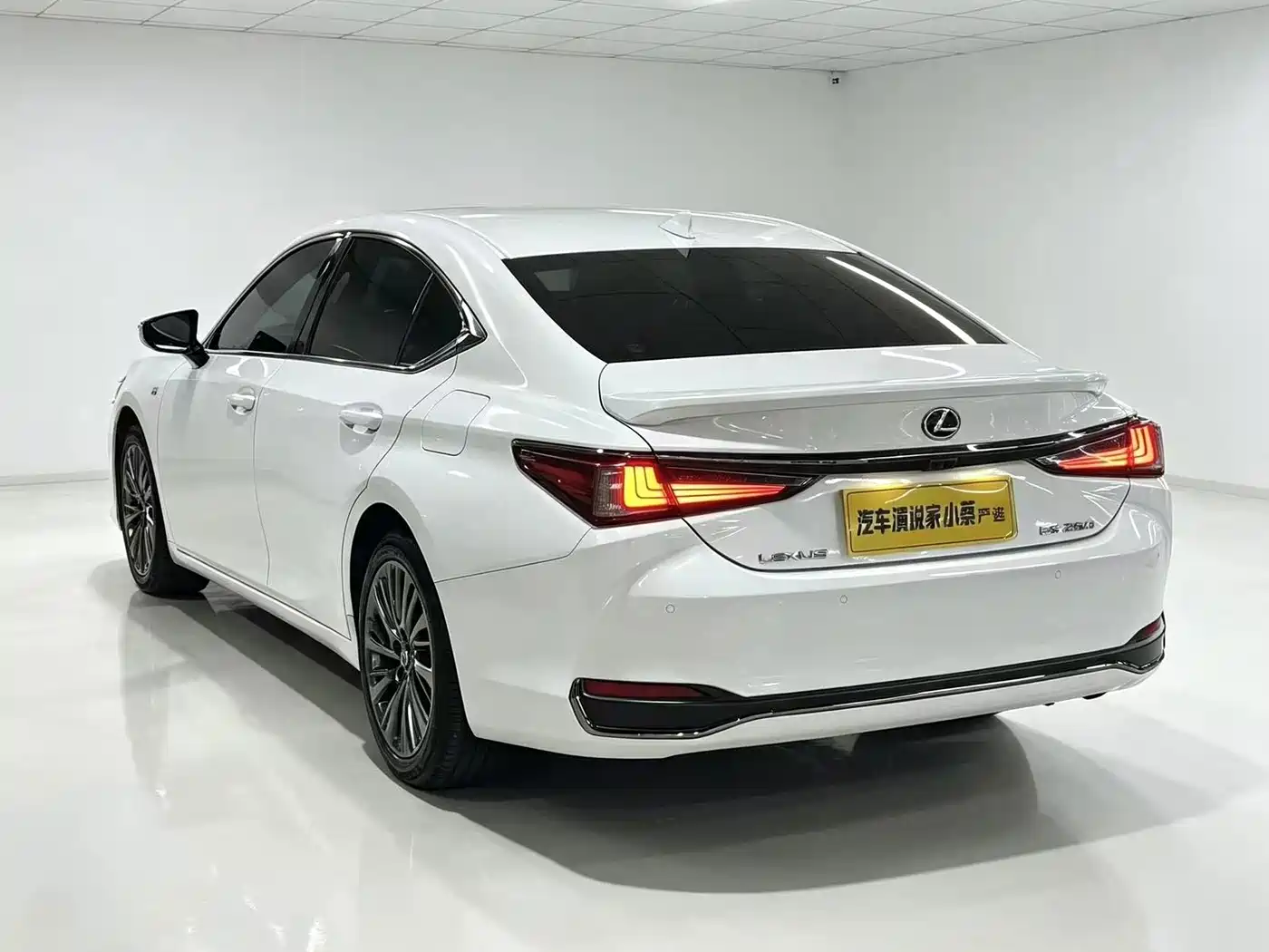 Фото 4 - Lexus ES