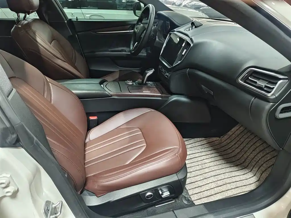 Photo 8 - Maserati Ghibli