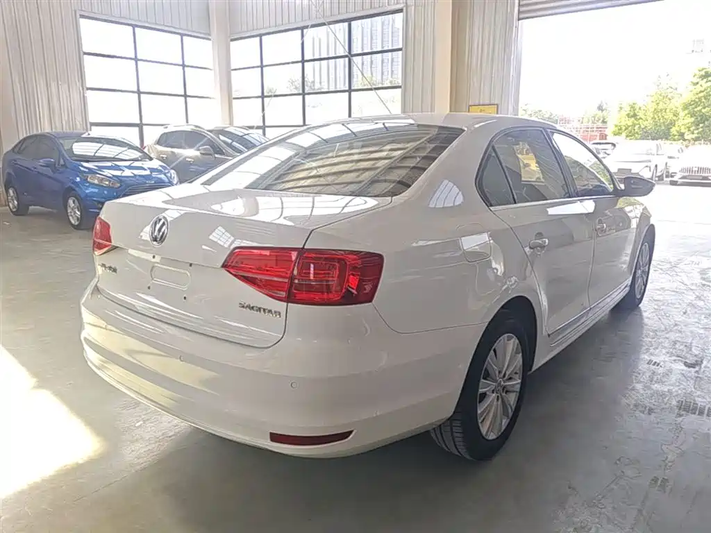Volkswagen Sagitar 2015 1.6L Automatic Comfort фото 7