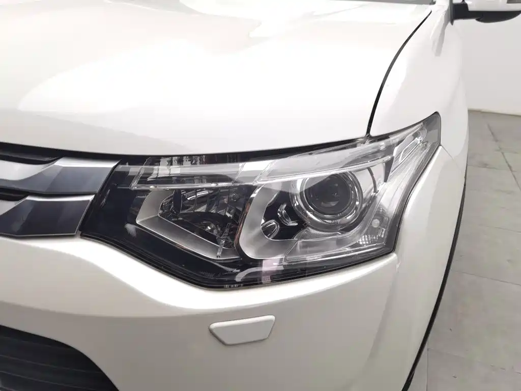 Mitsubishi Outlander (Import) 2015 2014 2.4L 4WD Luxury Value Edition 7-seater