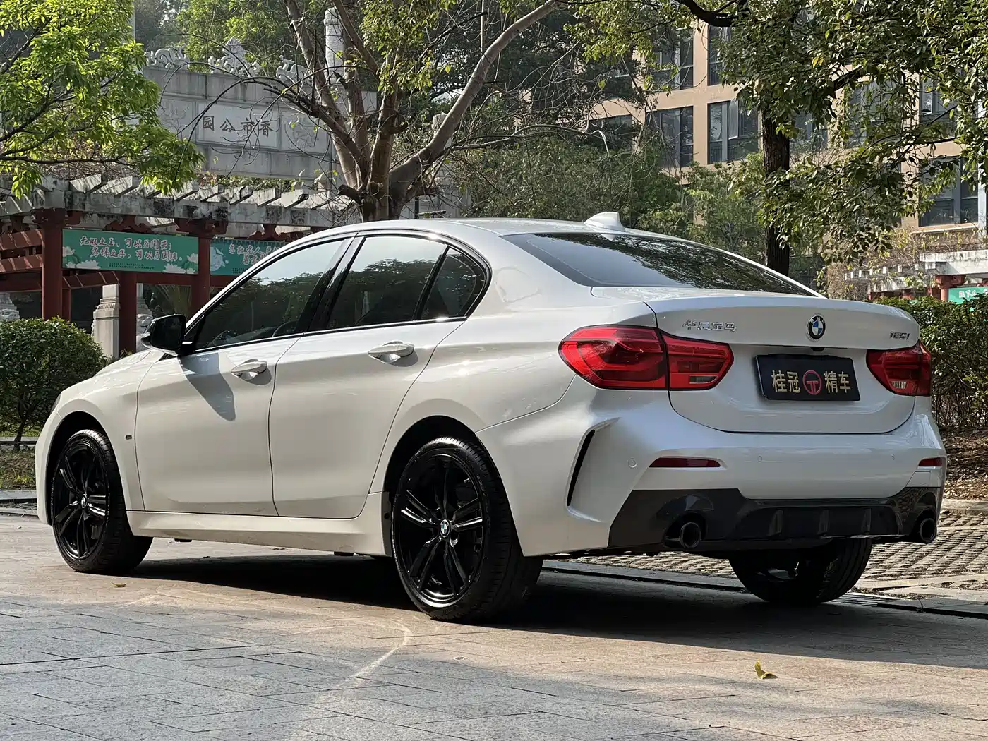 BMW 1 Series 2023 125i M Sport Shadow Edition фото 17