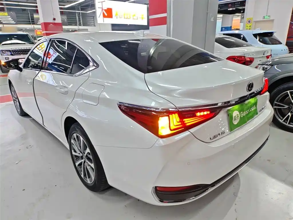 Lexus ES 2023 200 Excellence Edition фото 5