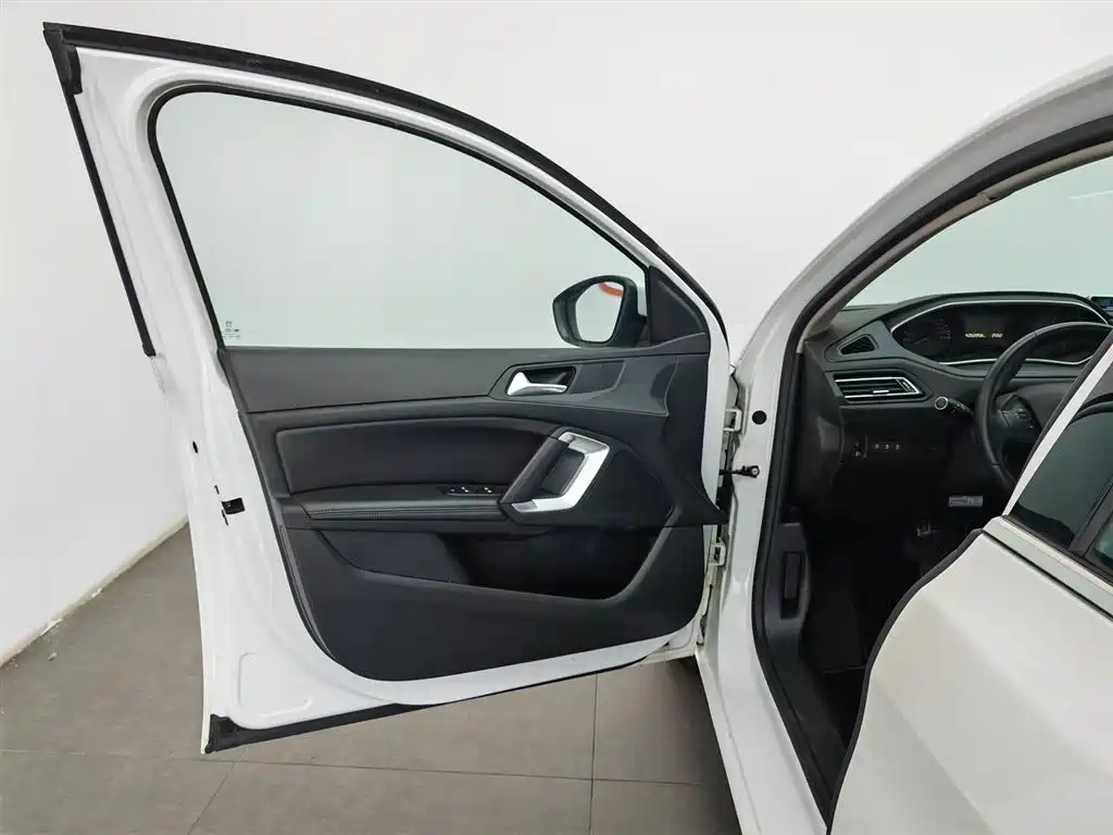 Peugeot 308 2019 1.6L Automatic Luxury Version China V фото 8