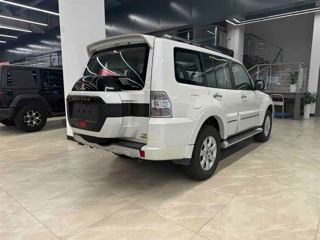 Mitsubishi Pajero (Import) 2020 3.0L Automatic Standard Edition фото 4